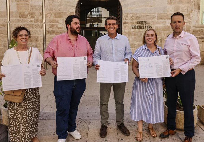 Archivo - El alcalde de Nules y presidente de la Unión Municipalista, David García (2i), el alcalde de Ontinyent, Jorge Rodríguez (c), y la vicepresidenta primera de la Diputació de València, Natalia Enguix (2d), durante una recogida de firmas de la ILP