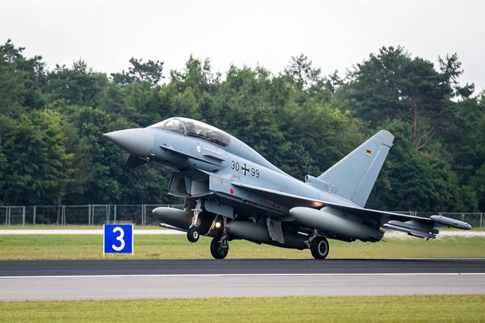 Archivo - FILED - 17 de julho de 2025, Baixa Saxônia, Wittmund: Um Eurofighter pousa no campo de aviação de Wittmundhafen. A OTAN enviou dois Eurofighters alemães devido à aproximação não anunciada de uma aeronave de reconhecimento russa sobre o Mar Bálti