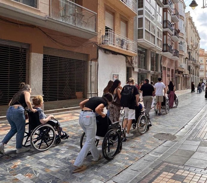 Voluntarios de la UCAM en una actividad con mayores del asilo de las Hermanitas de los Pobres
