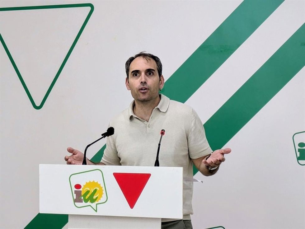 El coordinador regional de IU-A, Toni Valero, en rueda de prensa en Málaga.