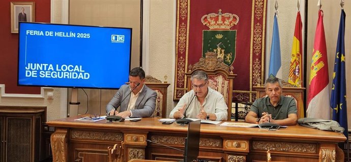 El subdelegado del Gobierno y el alcalde de Hellín presiden la Junta de Seguridad para la feria de la localidad.