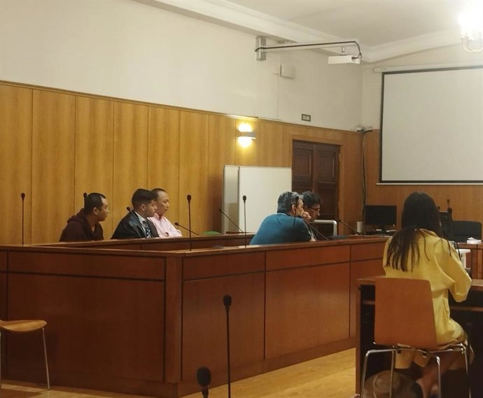 Los tres contendientes y sus letrados durante la vista de conformidad celebrada esta mañana en la Audiencia de Valladolid.