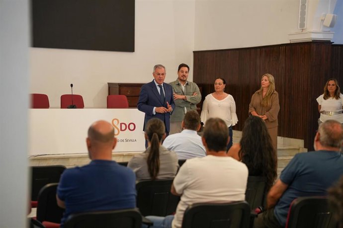 El alcalde de Sevilla, José Luis Sanz, en el inicio de la formación de los agentes cívicos de la ciudad.