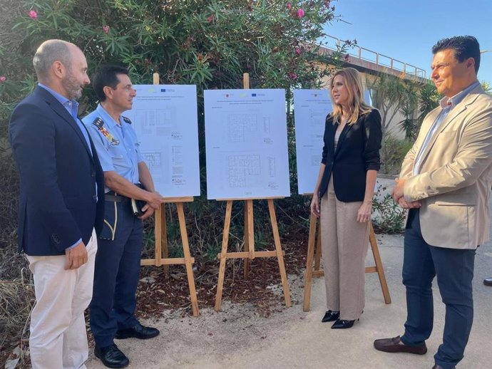 La consejera de Empresa, Empleo y Economía Social, Marisa López Aragón, junto al director del Info, Joaquín Gómez, el alcalde de San Javier, José Miguel Luengo y el coronel director de la AGA, Luis Felipe González durante el anuncio de la licitación