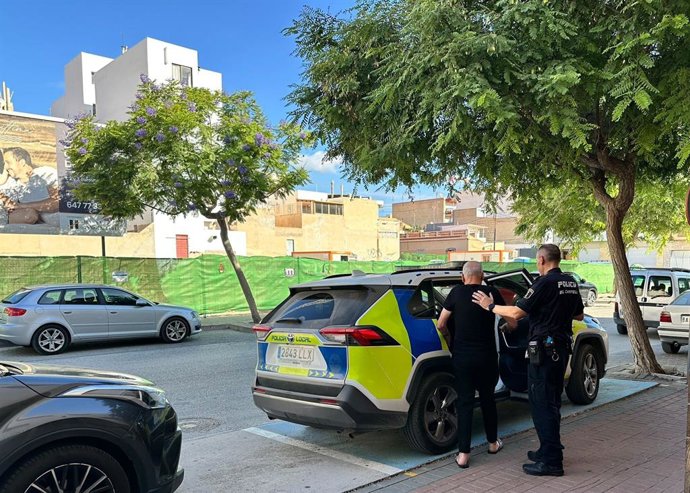 La Policia Local del Campello localitza i refugia a un home desorientat fins a donar amb la seua família