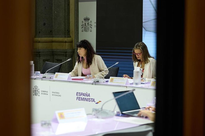 Archivo - La ministra de Igualdad, Ana Redondo (i), preside el Comité de Crisis del Ministerio de Igualdad, junto a la delegada del Gobierno contra la Violencia de Género, Carmen Martínez Perza (d), en el Ministerio de Igualdad.