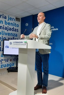 El portavoz del PP de Extremadura, José Ángel Sánchez Juliá, en rueda de prensa