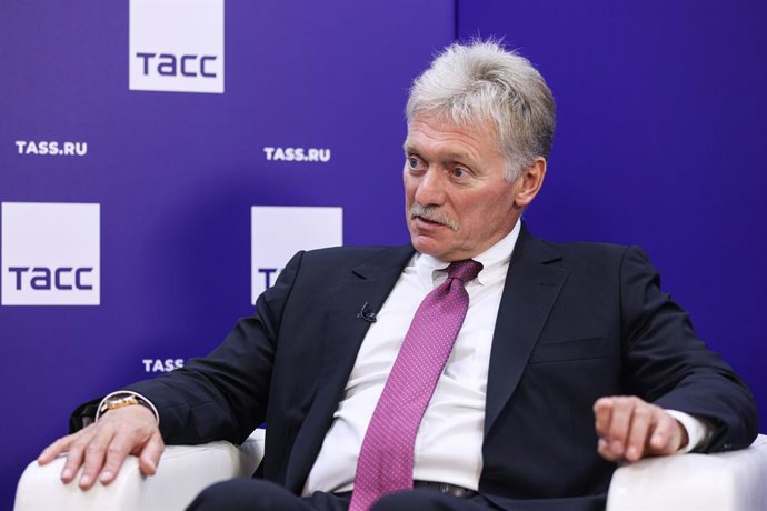 RÚSSIA, VLADIVOSTOK - 5 DE SETEMBRO DE 2025: Dmitry Peskov, Secretário de Imprensa do Presidente da Rússia, dá uma entrevista à Agência de Notícias Russa TASS durante o Fórum Econômico Oriental (EEF) de 2025 na Universidade Federal do Extremo Oriente na I