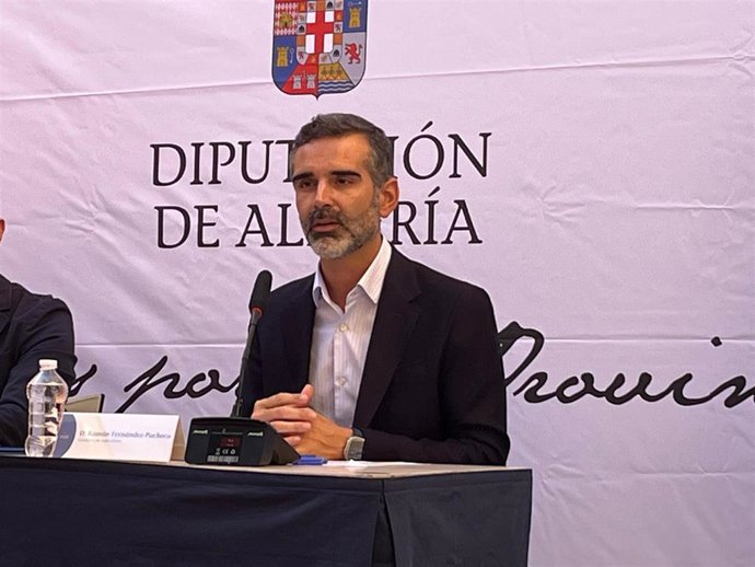 El consejero de Agricultura, Pesca, Agua y Desarrollo Rural de la Junta de Andalucía, Ramón Fernández-Pacheco, durante su intervención en el Patio del Mandarino de la Diputación de Almería.