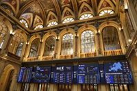 El Ibex 35 cede un 1% en la media sesión y cae hasta los 15.000 con Sabadell como líder de los descensos
