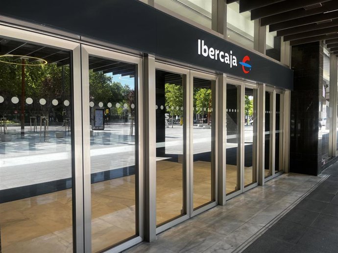 Archivo - Uno de los accesos a la sede central de Ibercaja en Zaragoza.
