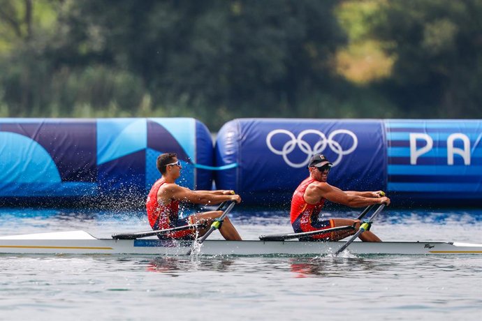 Archivo - Aleix Garcia I Pujolar of Spain and Rodrigo Conde Romero of Spain compete in the Men's Double Sculls Final A at Vaires-Sur-Marne Nautical Stadium during the Olympic Games Paris 2024 on August 01, 2024 in Paris, France.