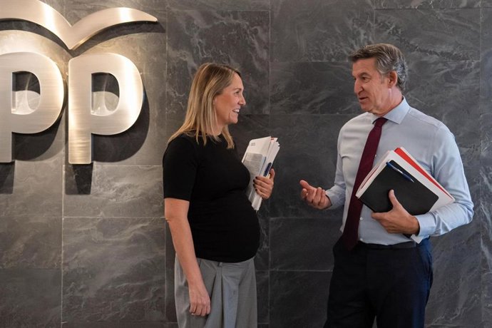 O líder do PP, Alberto Núñez Feijóo, juntamente com a Secretária Adjunta de Coordenação Setorial do PP, Alma Ezcurra.
