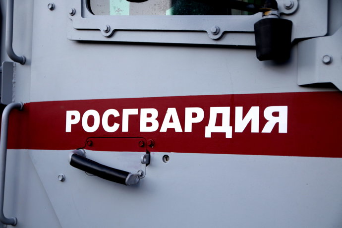 Archivo - Arquivo - 27 de julho de 2023, São Petersburgo, Rússia: Logotipo da Rosgvardiya no carro durante a Segunda Cúpula do Fórum Econômico e Humanitário de 2023 em São Petersburgo, Federação Russa.
