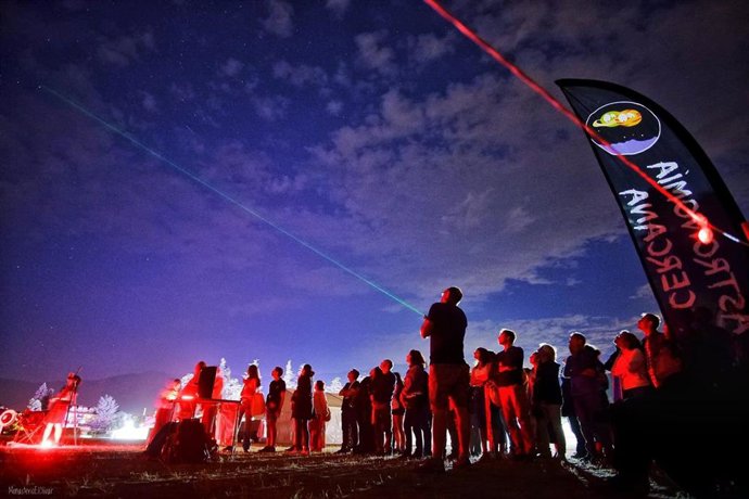 Un momento de la cata y observación de estrellas en 'La Birra Láctea'.