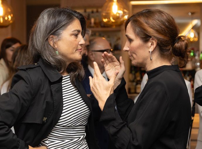 La portavoz de Más Madrid en la Asamblea, Manuela Bergerot (i) y la ministra de Sanidad, Mónica García (d), durante un Desayuno Socio-Sanitario organizado por Europa Press, en el Hotel Hyatt Regency Hesperia Madrid, a 22 de septiembre de 2025, en Madrid (