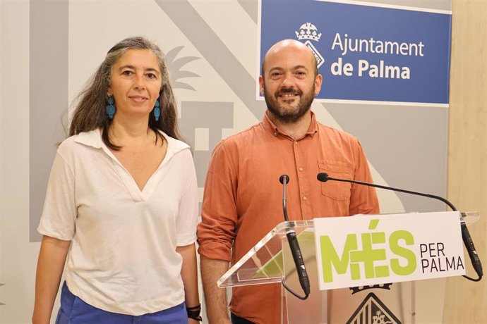 La portavoz de MÉS per Palma, Neus Truyol, y el portavoz adjunto del partido, Miquel Àngel Contreras, en rueda de prensa