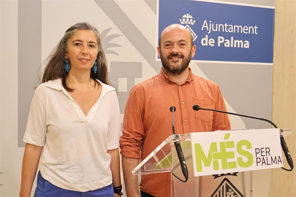 La portavoz de MÉS per Palma, Neus Truyol, y el portavoz adjunto del partido, Miquel ngel Contreras, en rueda de prensa