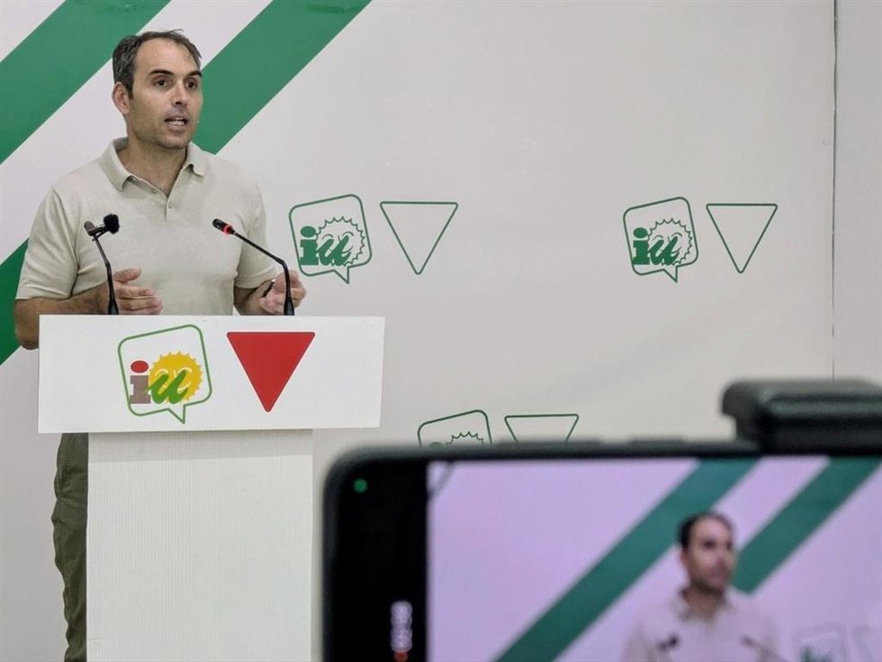 El coordinador general de IU-A y diputado en el Congreso por Sumar, Toni Valero, en rueda de prensa en Málaga.