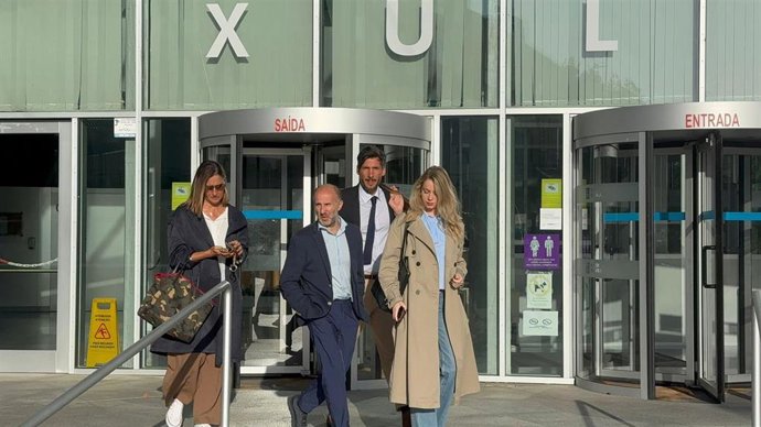 El alcalde de Ourense, Gonzalo Pérez Jácome, acompañado de su abogado y de la concejala de Dinamización y Política Social, Noa Rouco, a la salida del juzgado después de haber sido citado a declarar