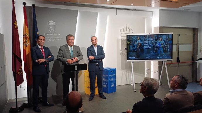 El consejero de Medio Ambiente, Universidades, Investigación y Mar Menor, Juan María Vázquez, junto con el presidente de la Federación de Municipios, Víctor Manuel López Abenza, y el gerente de Ecoembes en la Región de Murcia, Juan Carlos Arranz