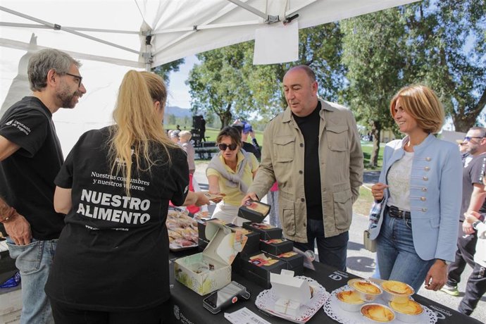 Archivo - La diputada de Promoción provincial, Magdalena Rodríguez, y el presidente de la Diputación, Miguel Ángel de Vicente, visitan un puesto en la edición 2024 de la Feria 'Alimentos de Segovia' .