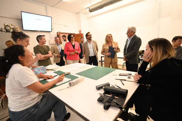Inauguración del curso en la escuela de Arte José Val del Omar con el delegado del Gobierno andaluz, Antonio Granados, en el centro flanqueado por la delegada de Desarrollo Educativo, María José Martín, a su derecha, y la alcaldesa, Marifrán Carazo