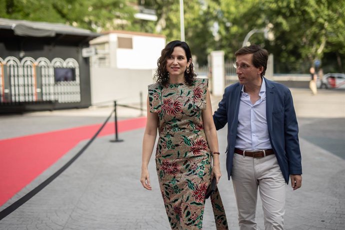 Archivo - La presidenta de la Comunidad de Madrid, Isabel Díaz Ayuso y el alcalde de Madrid, José Luis Martínez-Almeida, llegan a la gala de celebración del 25º aniversario de Libertad Digital, en la que se entregará la segunda edición de sus premios, en 