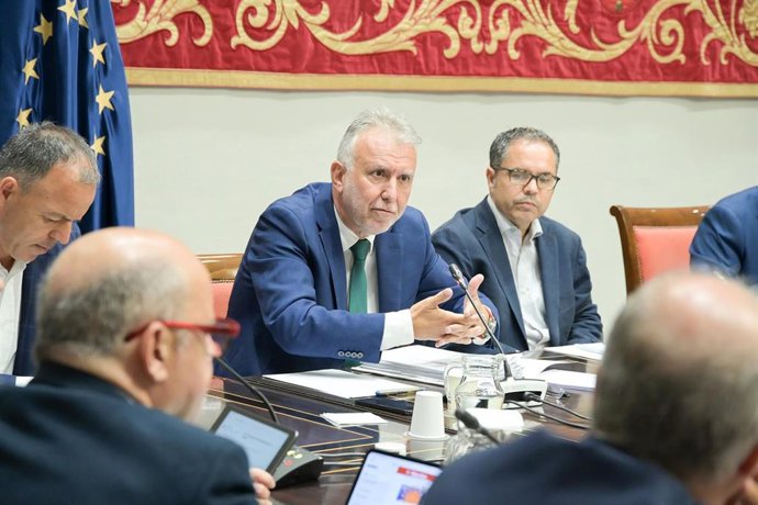 Archivo - El ministro de Política Territorial y Memoria Democrática y expresidente del Gobierno de Canarias, Ángel Víctor Torres, comparece ante la comisión de investigación por el caso mascarillas