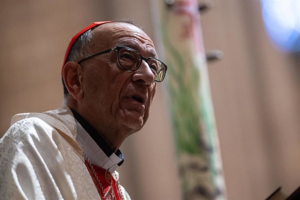 Archivo - El cardenal elector y arzobispo de Barcelona, Juan José Omella, oficia la misa de Pascua en la Catedral de Barcelona, a 21 de abril de 2025, en Barcelona