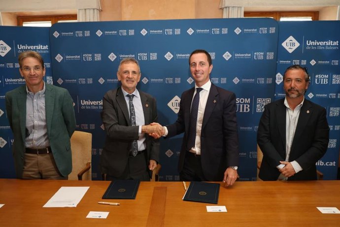 El presidente del Consell, Llorenç Galmés, y el rector de la UIB, Jaume Carot, firman un convenio para construir una nueva rotonda de acceso a la universidad