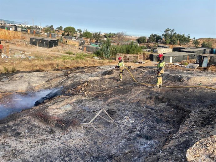 Incendio en el asentamiento de Palos de la Frontera (Huelva).