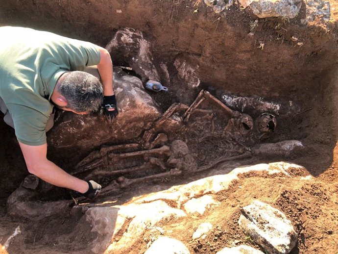 Intervención en una fosa de Benaocaz.