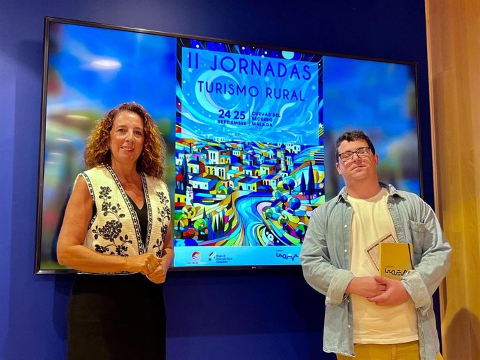 La vicepresidenta de Ciudadanía y Equilibrio territorial de la Diputación de Málaga, Antonia Ledesma, junto al concejal de Turismo de Cuevas del Becerro, Carlos Lozano Ramírez, en rueda de prensa.