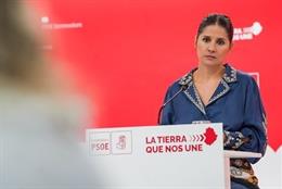 La portavoz del PSOE de Extremadura, Isabel Gil Rosiña, en una rueda de prensa en Mérida.