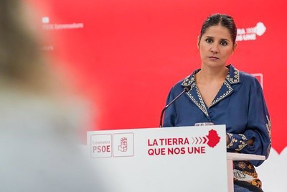 La portavoz del PSOE de Extremadura, Isabel Gil Rosiña, en una rueda de prensa en Mérida.