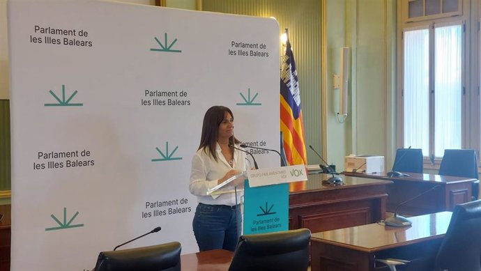 La portavoz de Vox en el Parlament, Manuela Cañadas, durante una rueda de prensa.