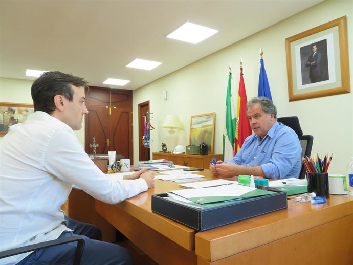 El delegado de Empleo, Empresa y Trabajo Autónomo de la Junta en Huelva, Juan Carlos Duarte (derecha).