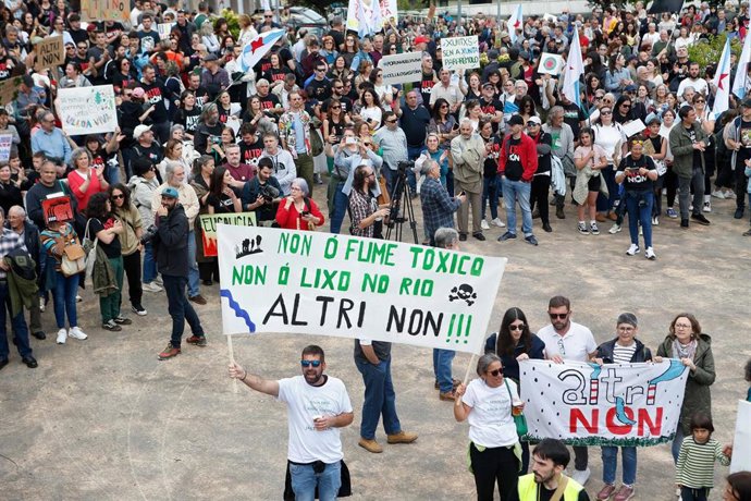 Archivo - Decenas de personas protestan durante una manifestación contra la empresa de celulosa Altri, a 26 de mayo de 2024, en Palas de Rei, Lugo, Galicia.