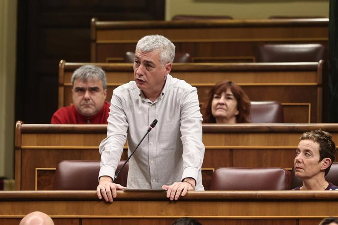 Archivo - El diputado de EH Bildu, Oskar Matute, en una imagen de febrero en el Congreso de los Diputados, participará este fin de semana en la II Escuela de Otoño de Adelante Andalucía.