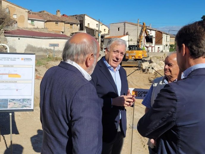 Octavio López conversa con los alcaldes de Torres y Calatayud en el punto donde se han iniciado las obras de la A-1504.