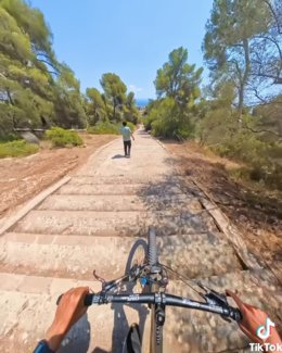 Identifican y denuncian al ciclista que bajó a gran velocidad por las escaleras del castillo de Bellver
