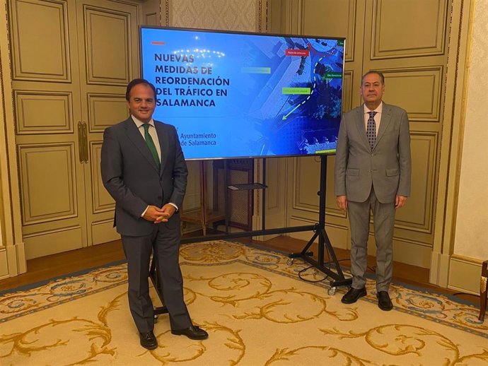 Los Concejales De Tráfico Y Transportes, Ángel Molina, Y De Fomento Y Urbanismo, Fernando Carabias, En La Rueda De Prensa De Las Nuevas Medidas De Reordenación Del Tráfico.