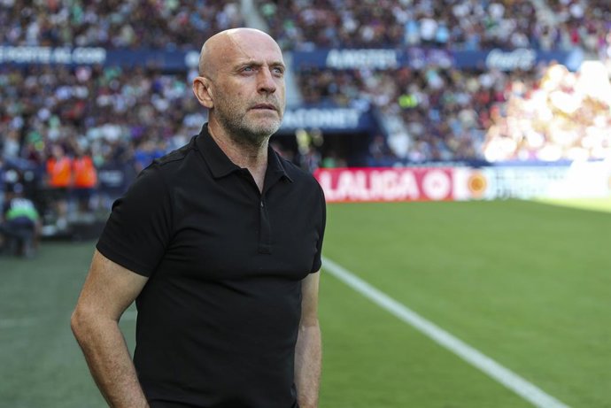 Julian Calero, head coach of Levante UD, looks on during the Spanish league, LaLiga EA Sports, football match played between Levante UD and Real Betis Balompie at Ciutat de Valencia stadium on September 14, 2025, in Valencia, Spain.