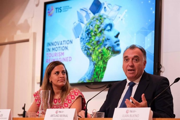 El consejero de Turismo y Andalucía Exterior, Arturo Bernal, en rueda de prensa.