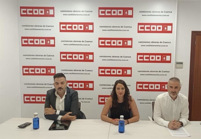 El secretario provincial de CCOO Cuenca, Carlos Hortelano, junto al secretario general de CCOO Industria CLM, Juan Cuevas; y la presidenta del Comité de Empresa, Claudia Navarro.