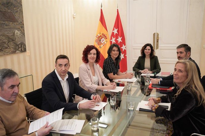 Archivo - La presidenta de la Comunidad de Madrid, Isabel Díaz Ayuso (3d) y la portavoz de Más Madrid en la Asamblea de Madrid, Manuela Bergerot (c), durante la segunda jornada de reuniones con los grupos parlamentarios de la Asamblea en enero de 2025