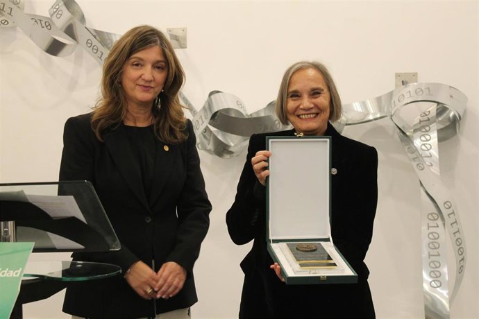 La rectora de la Universidad de León, Nuria González y la vicerrectora de Extensión Universitaria y Proyección Cultural de la Universidad de Oviedo, María Pilar García Cuetos, este lunes en El Albéitar, en León capital.