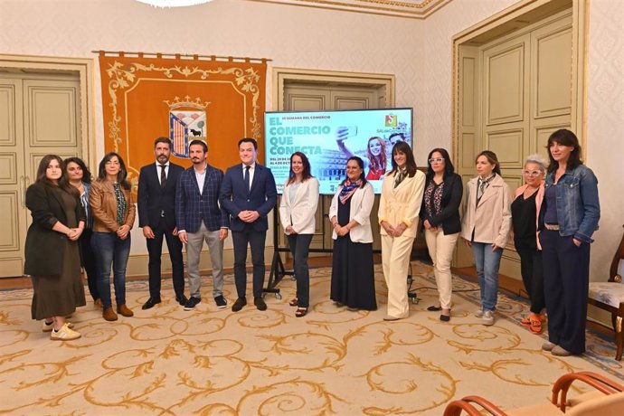 El concejal de Comercio, Pedro Martínez (sexto por la izquierda), con representantes de los comerciantes.