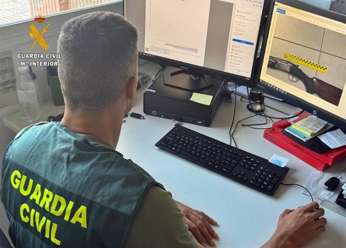 Un agente de la Guardia Civil